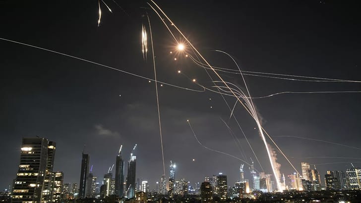 iran serang israel perang