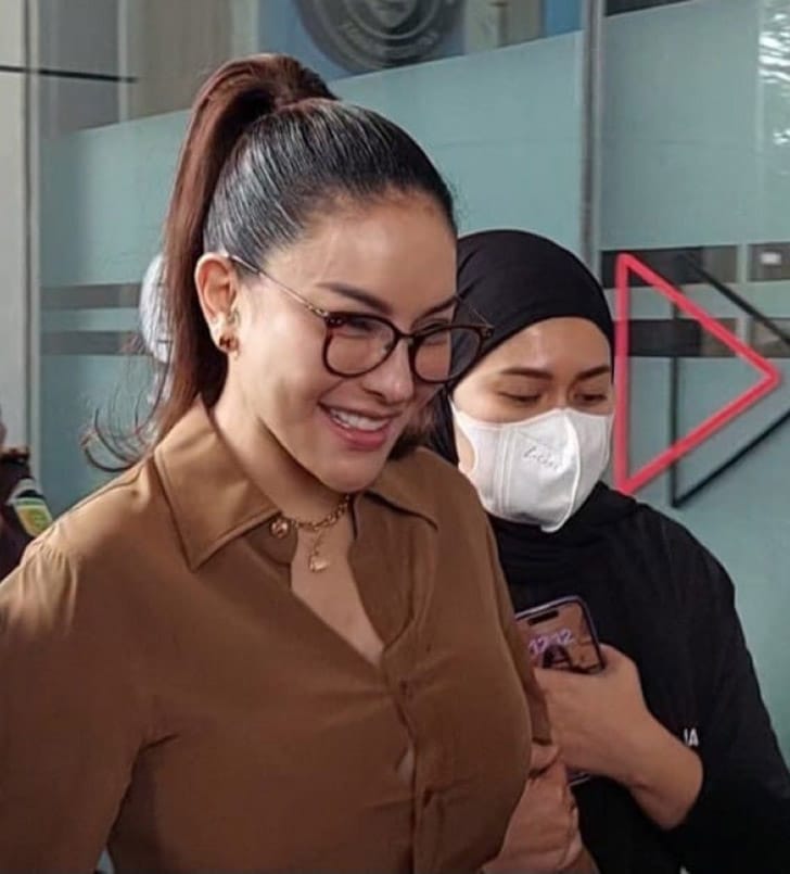 Nikita Mirzani Tiba di Kejaksaan Negeri Jakarta Selatan Tanpa Diborgol 1 Nikita Mirzani