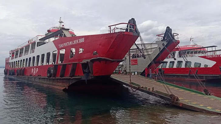 Kapal KMP Tunu Pratama Jaya Tenggelam di Selat Bali, Empat Orang Selamat Ditemukan 3 kapal kmp tunu pratama jaya tenggelam bali