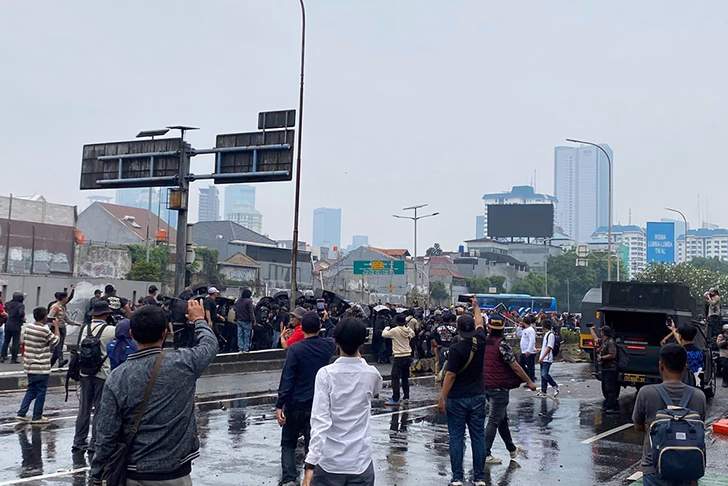 demo tunjangan bubarkan dpr