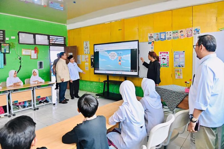 Mendikdasmen Targetkan Semua Sekolah Punya Smartboard, 288 Ribu Unit Siap Masuk Sekolah Tahun Ini 1 1656624064