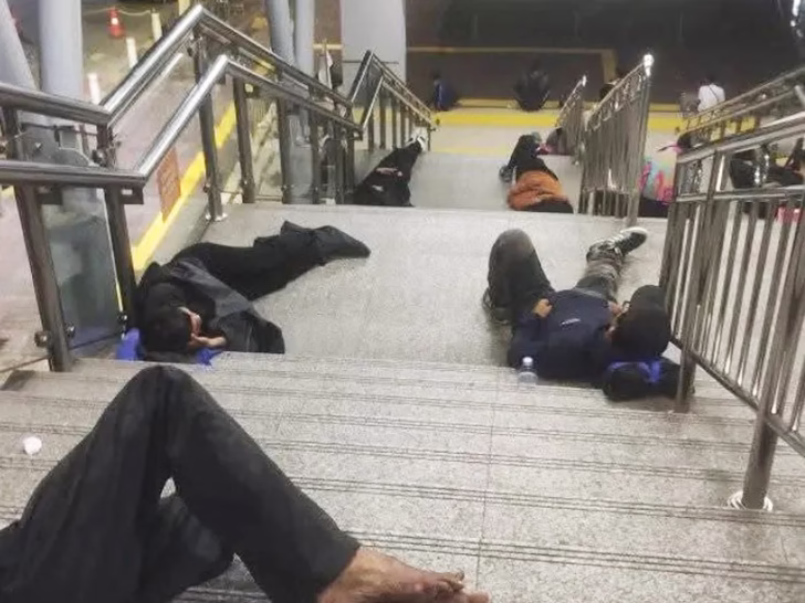 Fenomena Warga Menginap di Stasiun: Polemik KRL 24 Jam yang Kini Dikaji Pemerintah 2 1759113043 68d9ef53775e2 1000219628 1